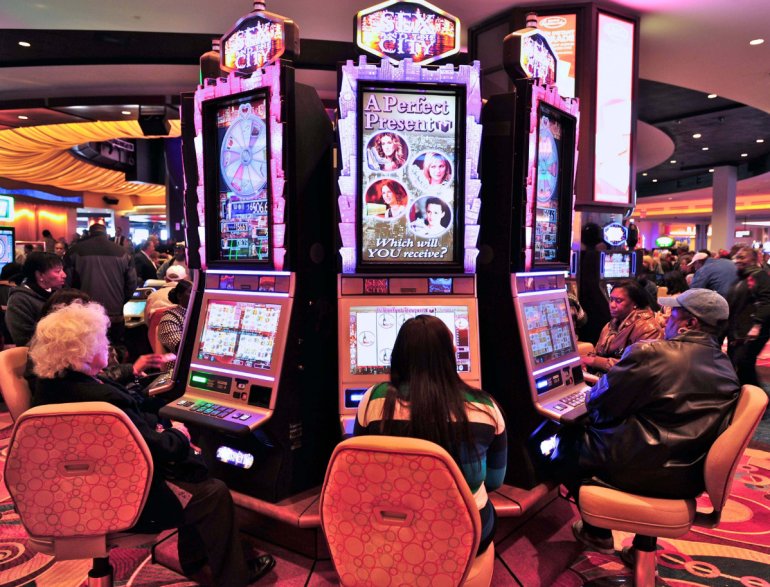 Spielautomaten in einem Casino spielen